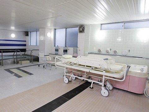 「サニーライフ青葉」の浴室。特別浴槽も備え付けてあるので、ご入居者様に合った入浴が行える。