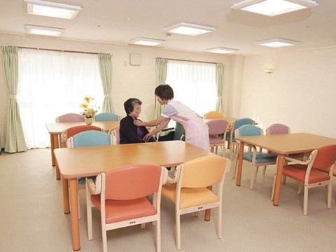 「サニーライフ青葉」の談話コーナー。お喋りの場だけでなく、レクリエーションやイベントでも使用される談話コーナーになっている。