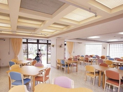 「サニーライフ青葉」の食堂。食堂は常に清潔感を保ち、美味しいお食事がいただけるよう、心得ている。