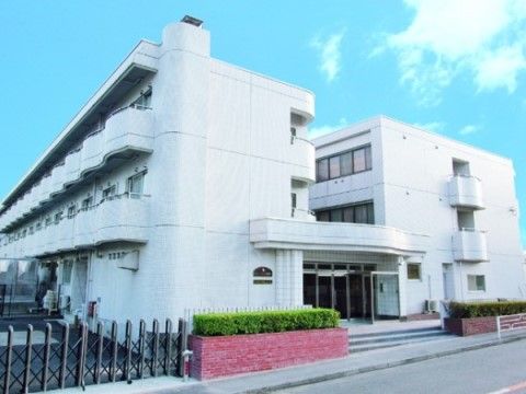 「サニーライフ青葉」の外観。ファミリマートが隣にあるので、分かりやすくなっている。