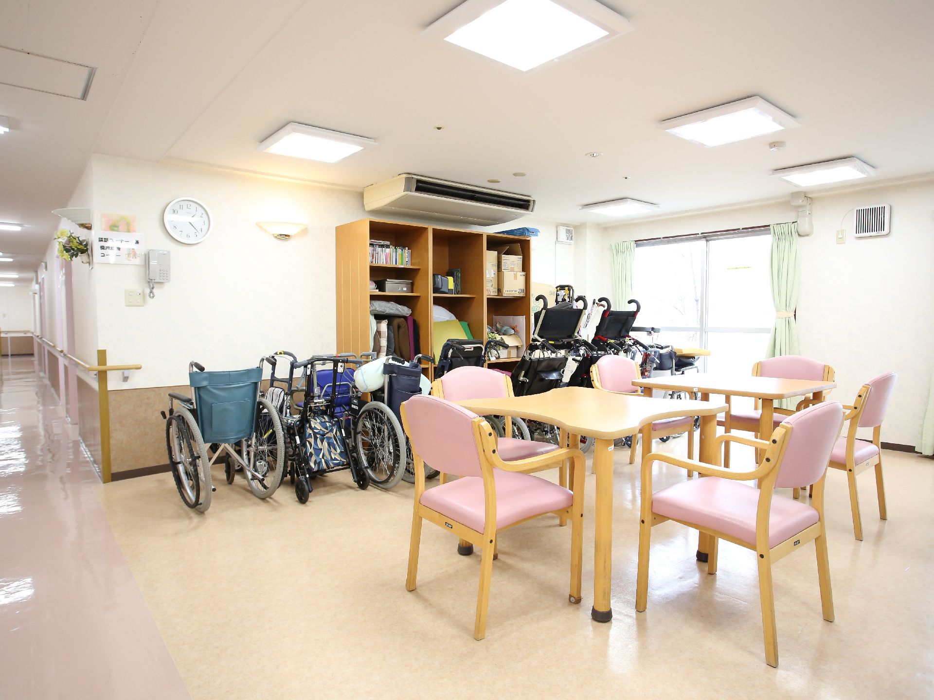椅子やテーブルが置かれ、入居者が自由に行動できる場である共有スペース