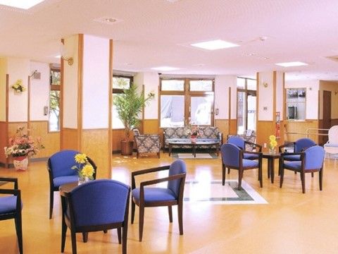 椅子やテーブルが設置されている共有スペース