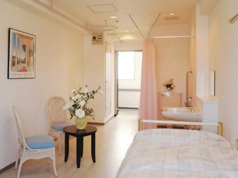 椅子とテーブルが設置されている居室