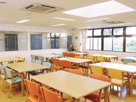 「サニーライフ横須賀」の食堂。食堂と厨房は隣接しているので、厨房からの美味しい匂いが食堂に行き渡る。