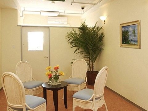 「サニーライフ横須賀」の談話コーナー。植物やお花、絵画などの装飾品を飾り、演出している。