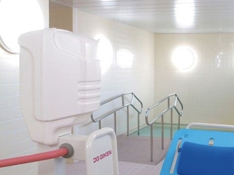 「サニーライフ横須賀」の浴室。浴槽に入る際に、左右に手すりを設置しているので、しっかり掴む事ができる。