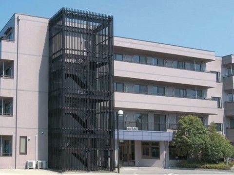 「サニーライフ横須賀」の外観。小田和湾近辺の施設なので、少し歩くと海が見える、快適で気持の良い施設である。