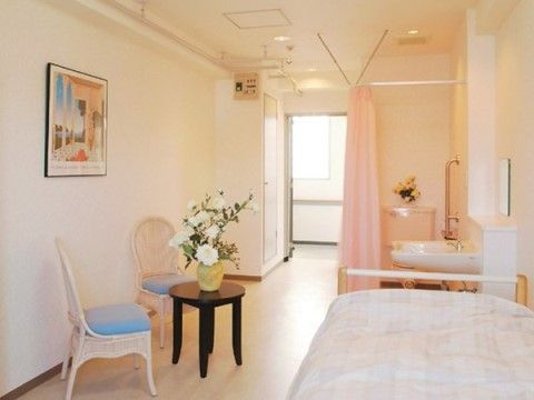 「サニーライフ横須賀」の居室。居室内には、トイレや洗面台も完備している。
