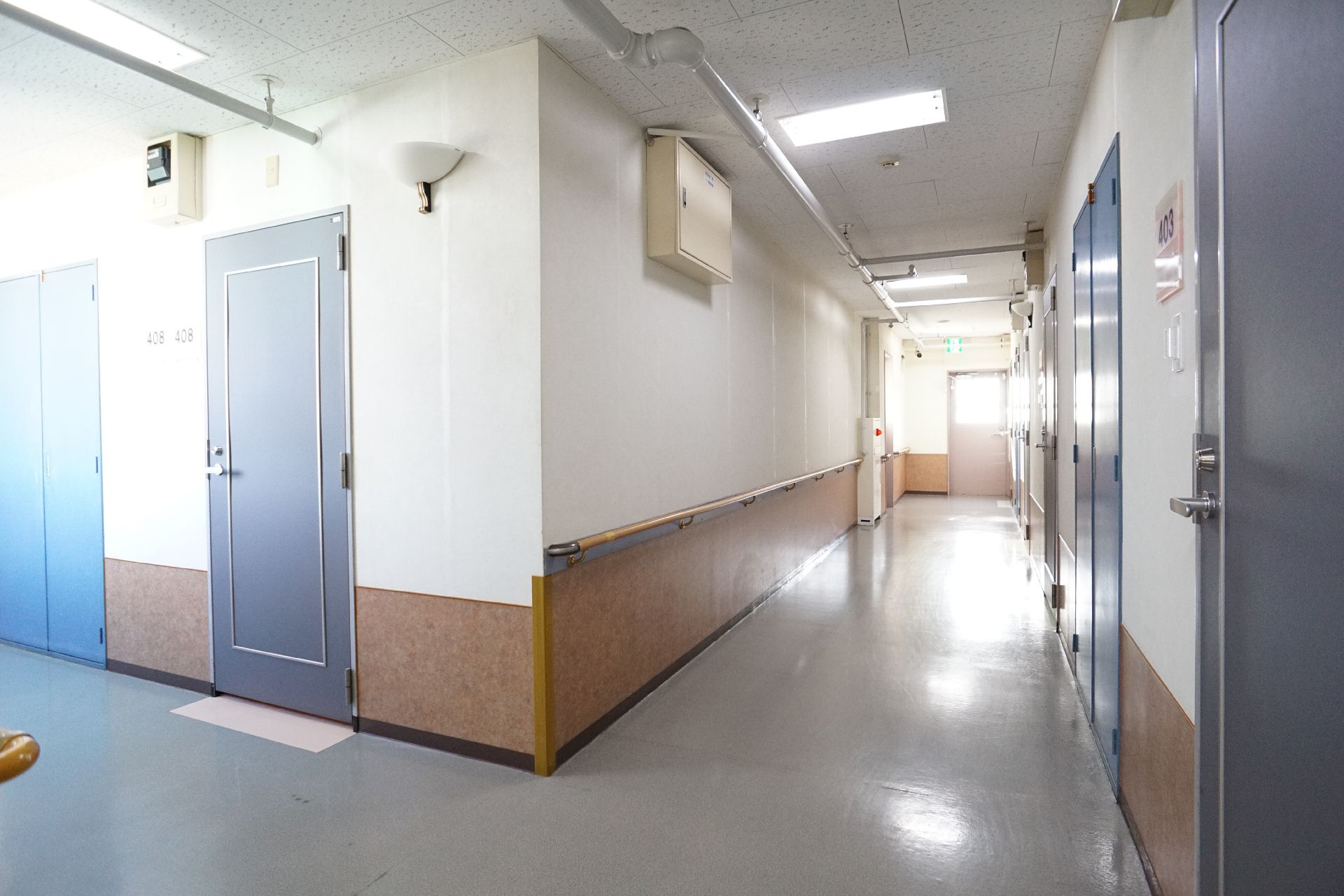 通路に火災報知器がついている廊下