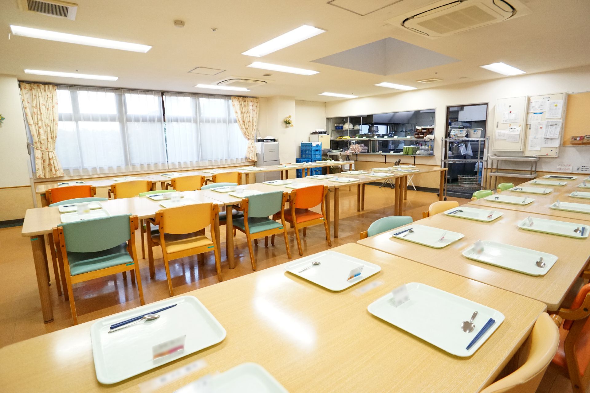 テーブルにお盆が並べられている食堂