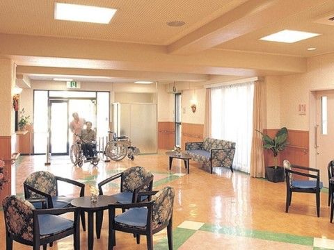 椅子とテーブルが設置されている玄関