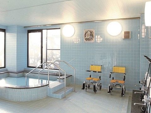 「サニーライフ湘南」の浴室。水をイメージした、外壁と床面は淡い水色になっている。