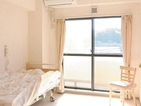 「サニーライフ湘南」の居室。ベッド脇にナースコールを設置している。