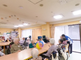 介護施設の居間と利用者の様子