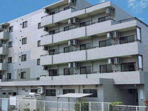 「サニーライフ綱島」の施設外観。住宅に囲まれ、マンション型施設になっている為、一見施設かどうか分からない。