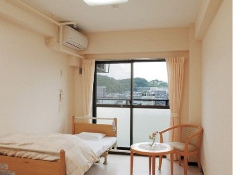 「サニーライフ綱島」の居室。お１人で暮らしやすい、居室設備を整えている。