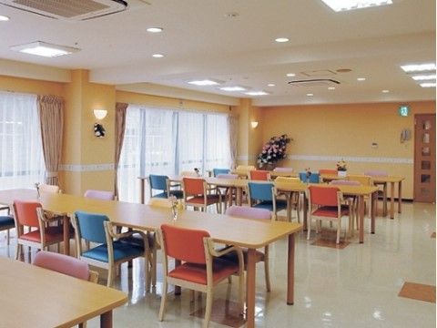 「サニーライフ綱島」の食堂。色とりどりの椅子や、お洒落な照明が、気持ち良い食堂になっている。