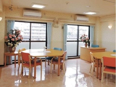 「サニーライフ綱島」の談話コーナー。レクリエーションやイベントでの、使用場所となっている。