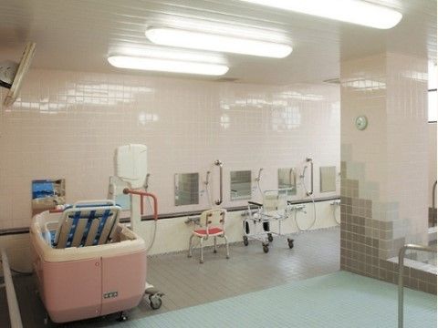 「サニーライフ綱島」の浴室。寝たきりの方やお体の不自由な方に合わせた、介護浴槽を備えている。