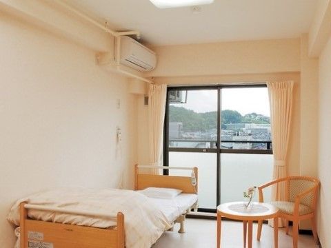 「サニーライフ綱島」の居室。ベッドは、寝心地が良いクッション性を用意している。