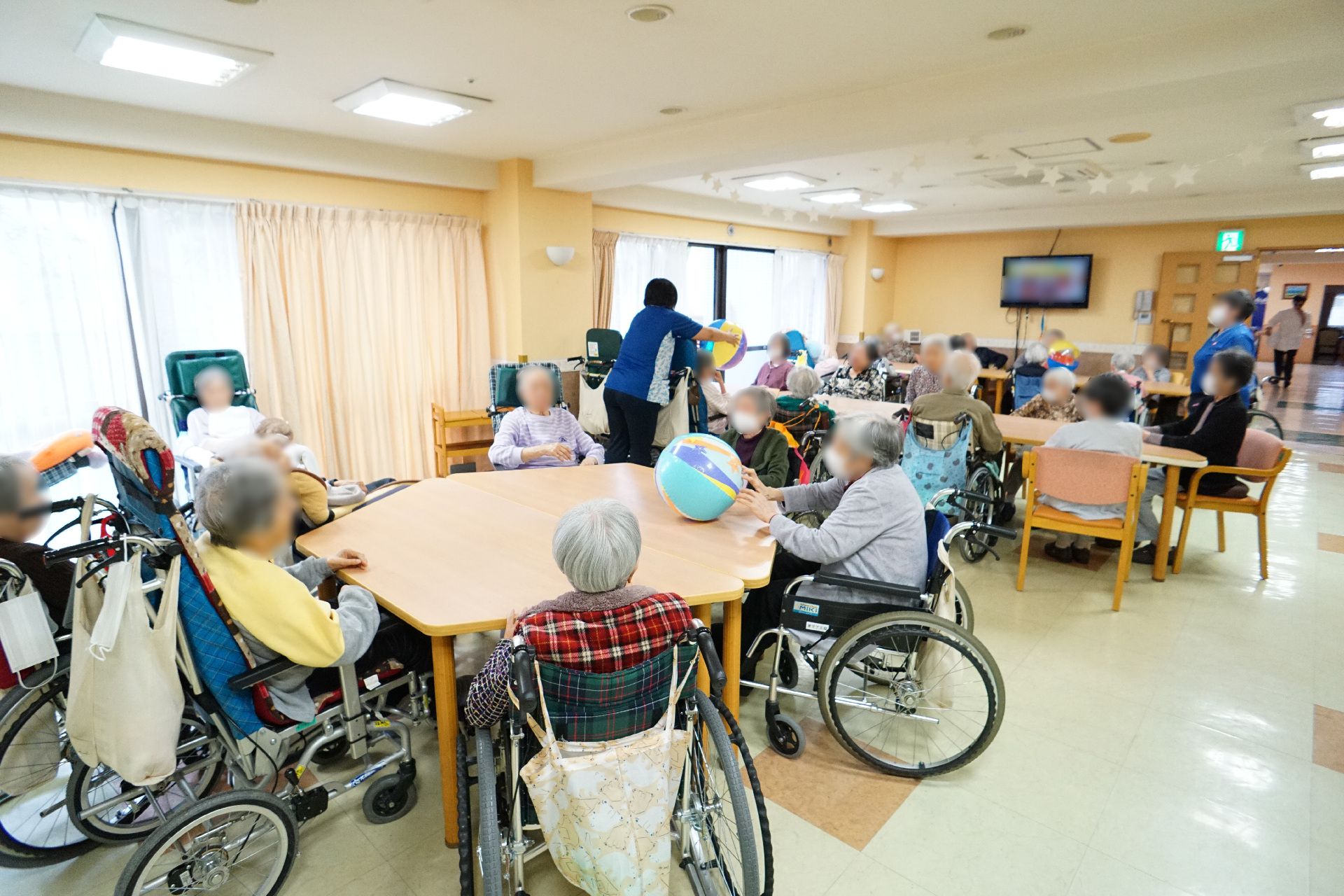 入居者がレクリエーションをしている様子の共有スペース
