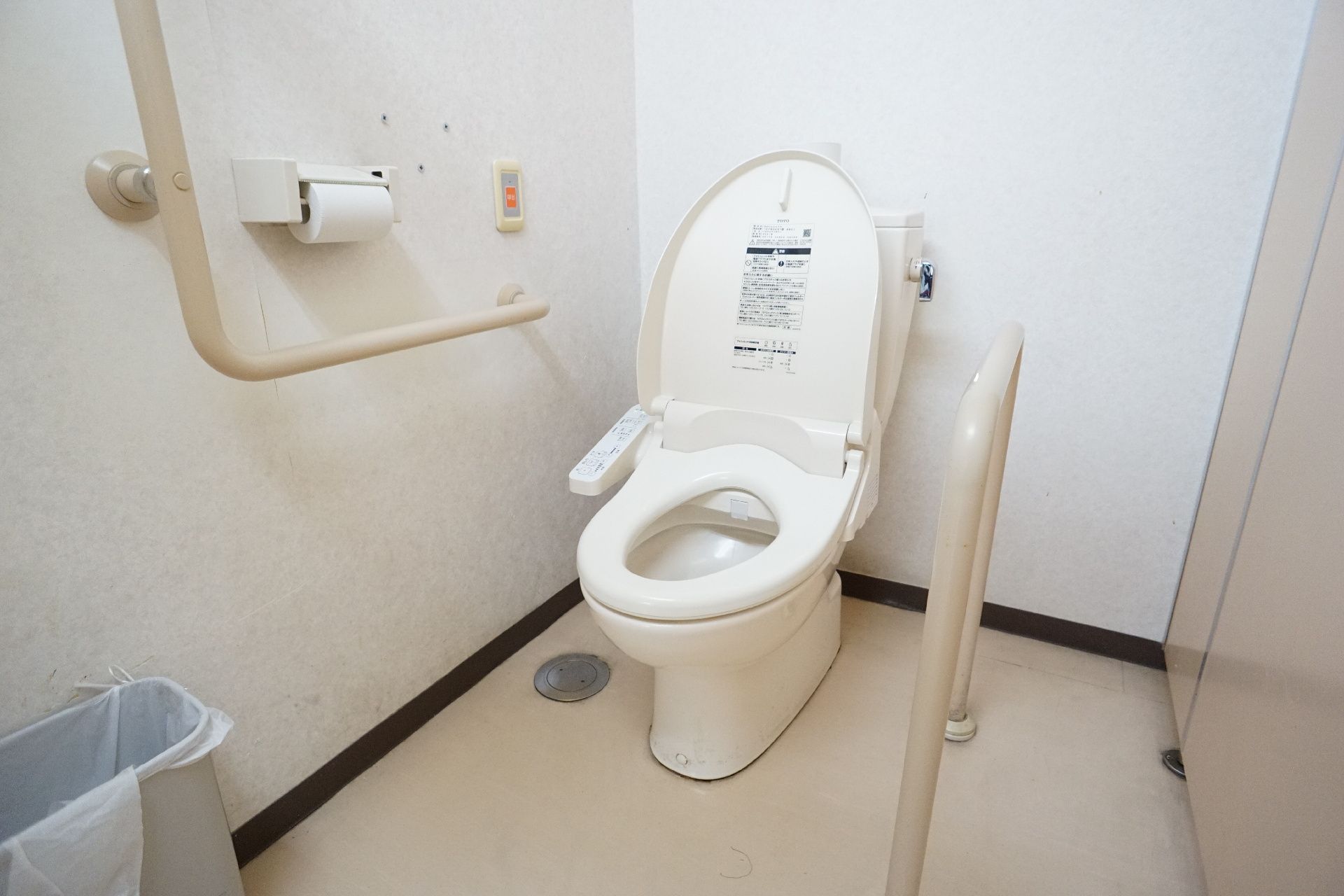 手摺やナースコールが付いているトイレ