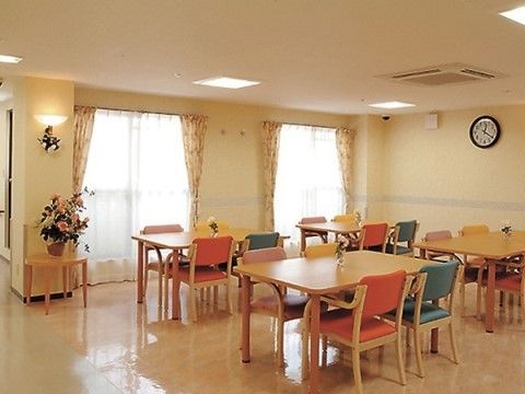 「サニーライフ南万騎が原」の談話コーナー。居心地が良く長居してしまうほどの、清潔で使いやすい談話コーナーになっている。