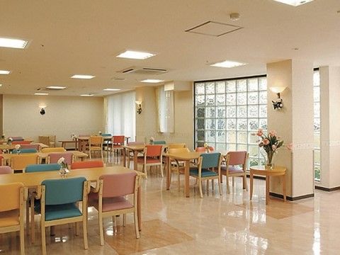 「サニーライフ南万騎が原」の食堂。食堂は、カラフルな色の椅子や、１つのテーブルで４人から６人座れるようになっている。