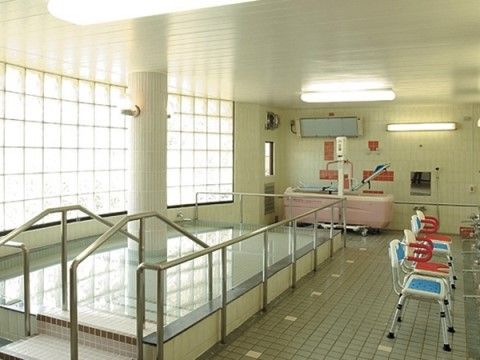 「サニーライフ南万騎が原」の浴室。寝たきりの方や、お体の不自由な方に合った介護浴槽をスタッフが丁寧に手伝いながら、ご入浴ができる。