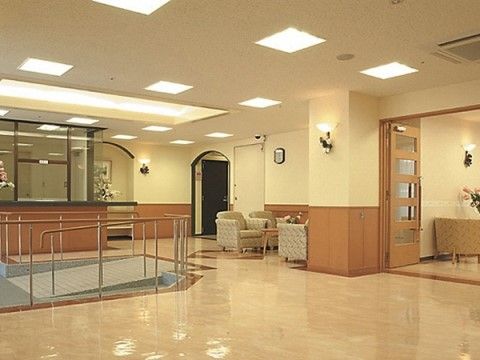 「サニーライフ南万騎が原」のホール。ホール入口にソファーやテーブルを設置し、腰掛けられるスペースを用意している。