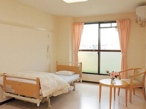 「サニーライフ南万騎が原」の居室。チェアや丸型テーブルが用意されており、エアコン設備も整っている。