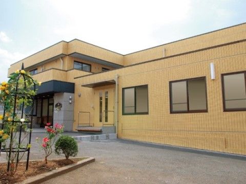 「サニーライフ南万騎が原」の外観。施設の周りは住宅街なので、静かに暮らしの良い生活ができる。