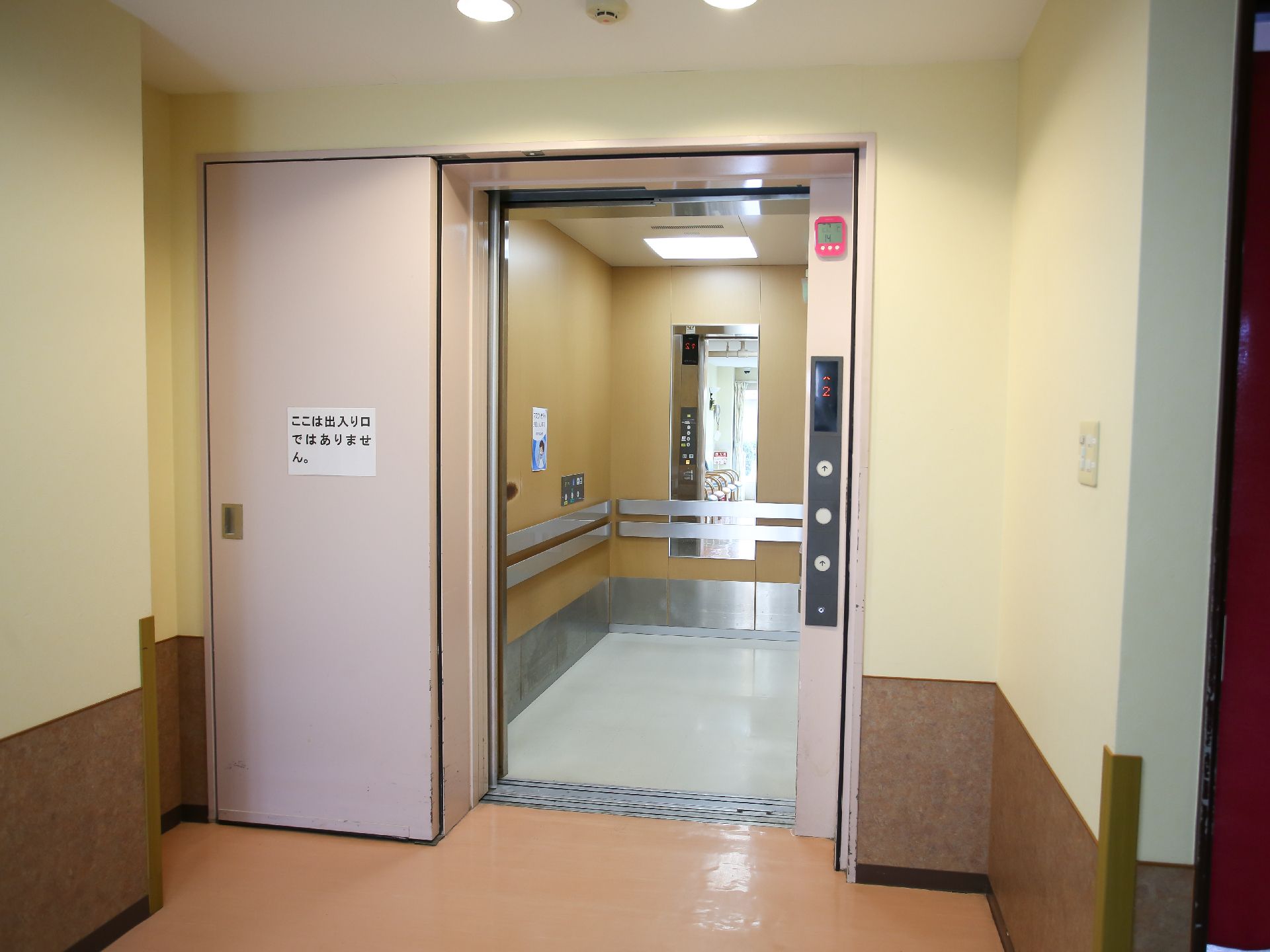 手すりがついていてエレベーターに入りやすい廊下