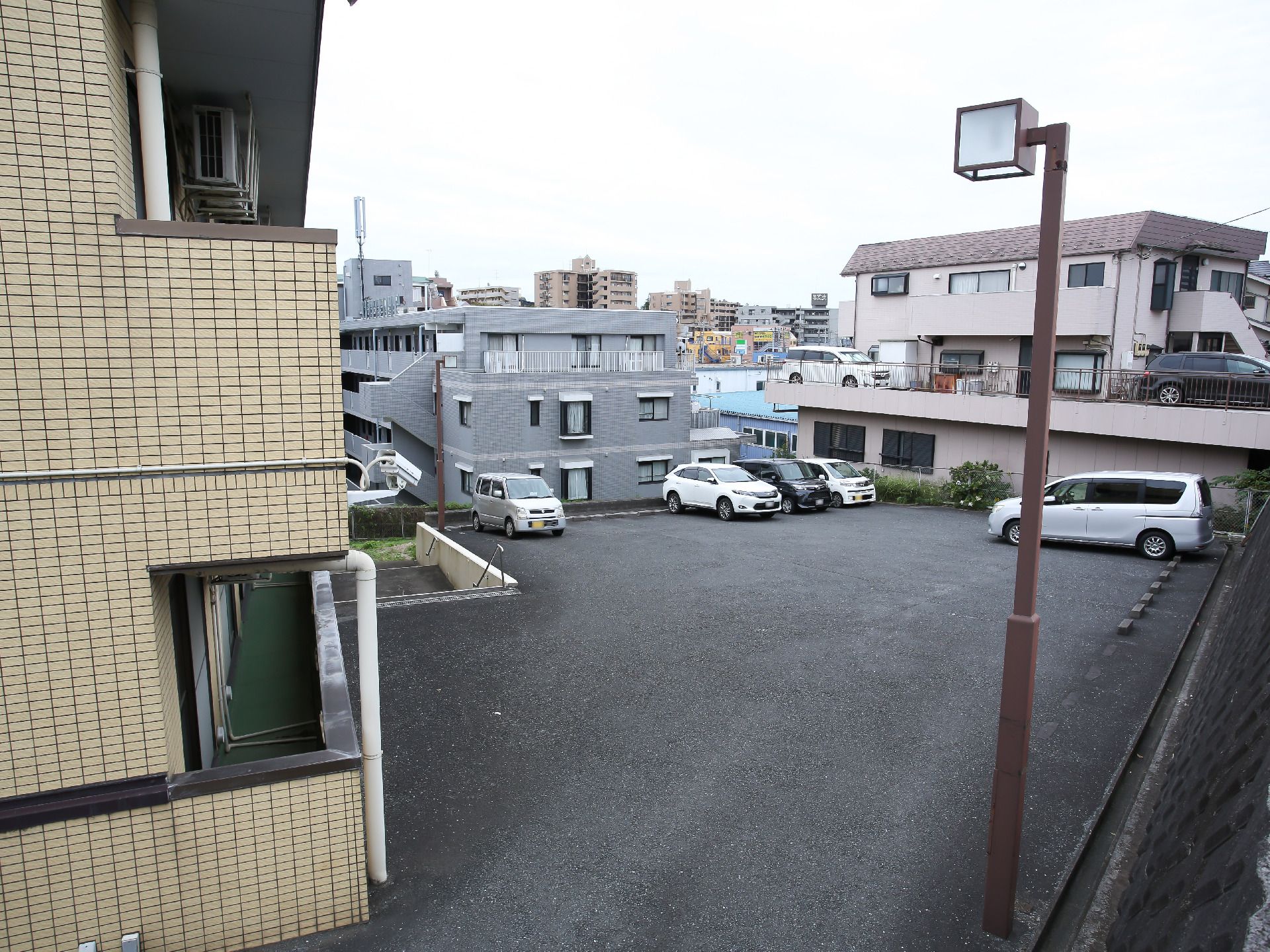 遠方からでも簡単にアクセスすることができる駐車場