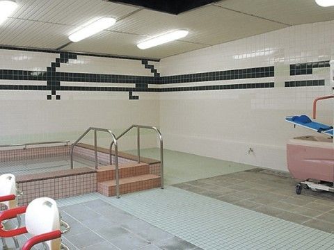 「サニーライフ川崎」の浴室。特別浴槽には、スタッフが丁寧に優しく、ご入居者様のご入浴をサポートする。