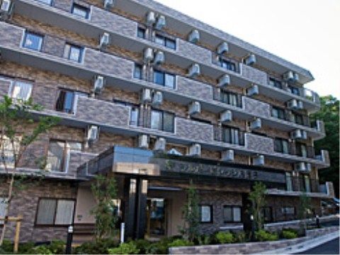 施設前に植物が植えられ、スロープが設置されている施設の外観