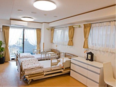 正面に掃き出し窓があり、高い位置に天窓が２つある。明るい室内に、低床型でガード付きのベッドが２台並んでいる。