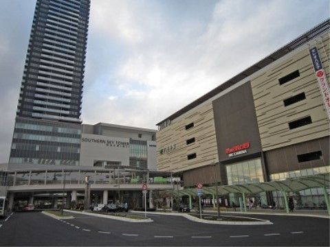 ３線が乗り入れている駅で、構内にはエレベーター、エスカレーターがある。10階建てと２階建の駅ビルがある。