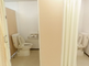 介護施設の明るいトイレスペース