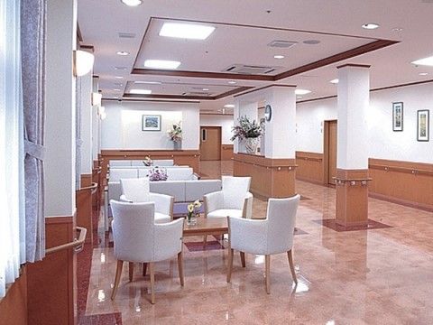 椅子やテーブルが設置されている廊下