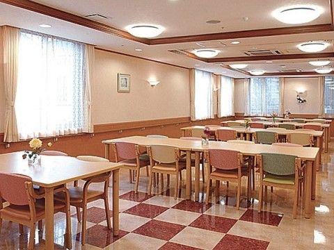 「サニーライフ鶴見」の食堂。食堂と隣接された厨房は、匂いが伝わりやすく、ご入居者様の食欲を掻き立てる。