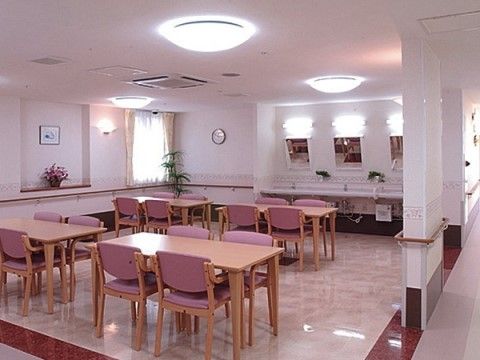 「サニーライフ鶴見」の談話コーナー。趣味の活動やお喋りの場になっている。