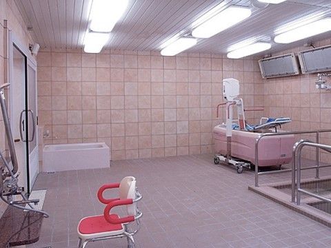 「サニーライフ鶴見」の浴室。寝たきりの方には、介護浴槽を用意しているので、常に清潔感を保てる。