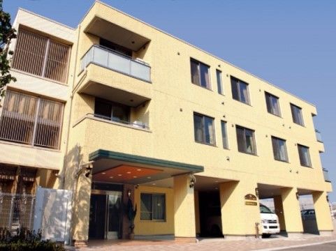 「サニーライフ鶴見」の外観。住宅街で脇道にある施設なので、夜間も快適に睡眠ができる。