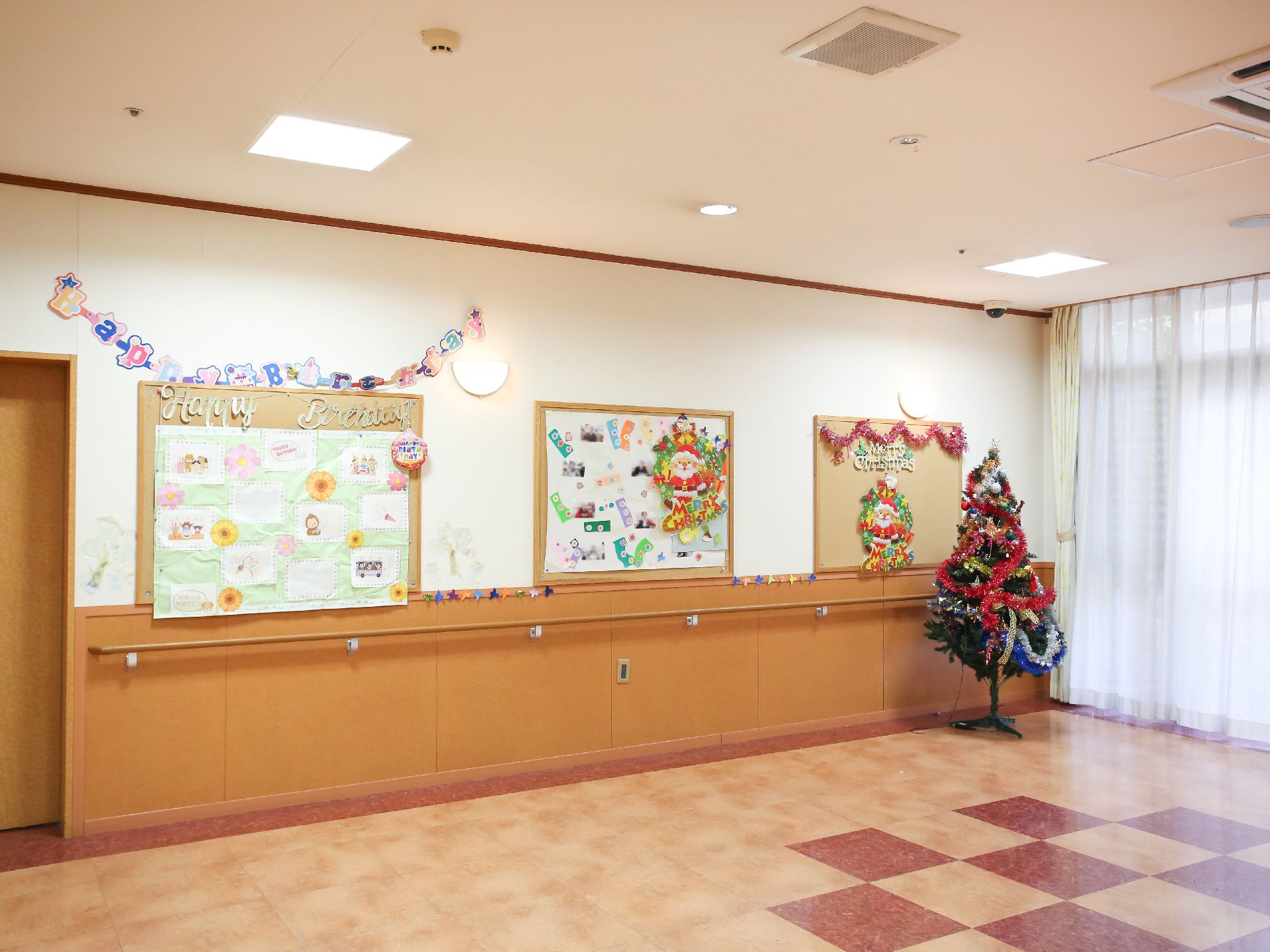 クリスマスツリーが置かれたりえが貼られている飾り付け