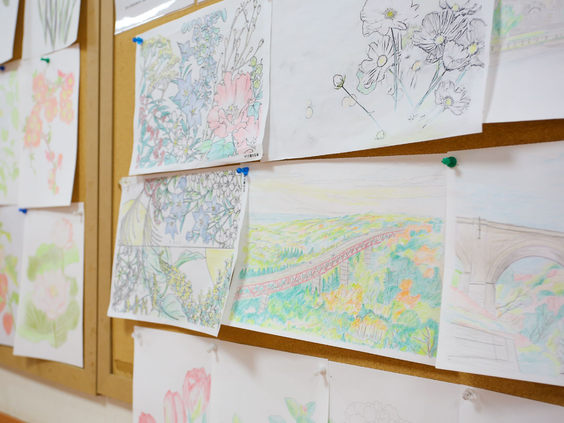 花や橋の絵が貼られている掲示板