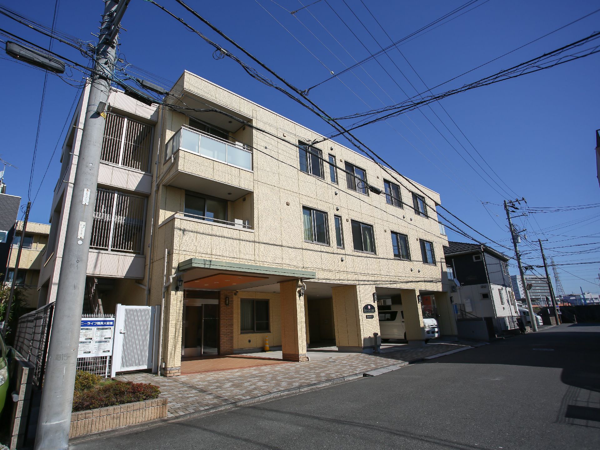 住宅街に立てられている３階建ての外観
