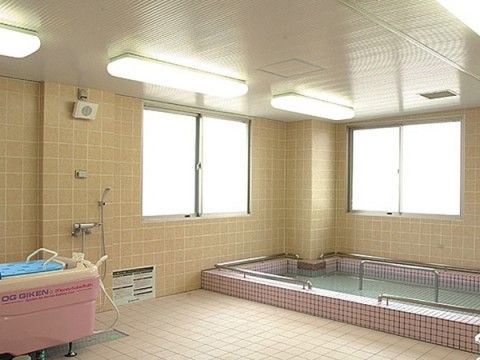 「サニーライフ藤沢」の浴室。介護浴槽も準備しているので、介護レベルが高い方でもご入浴可能になっている。