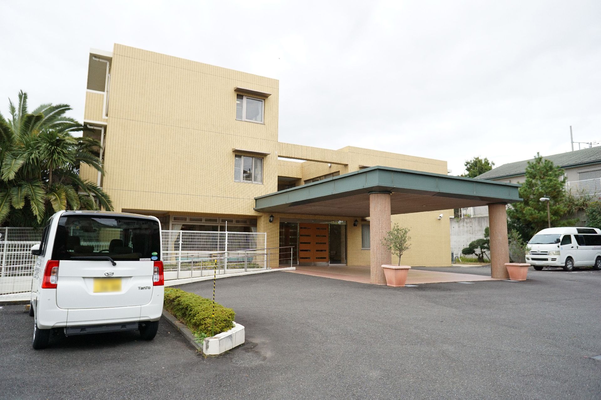 近隣に駐車場が設置されている介護施設の外観