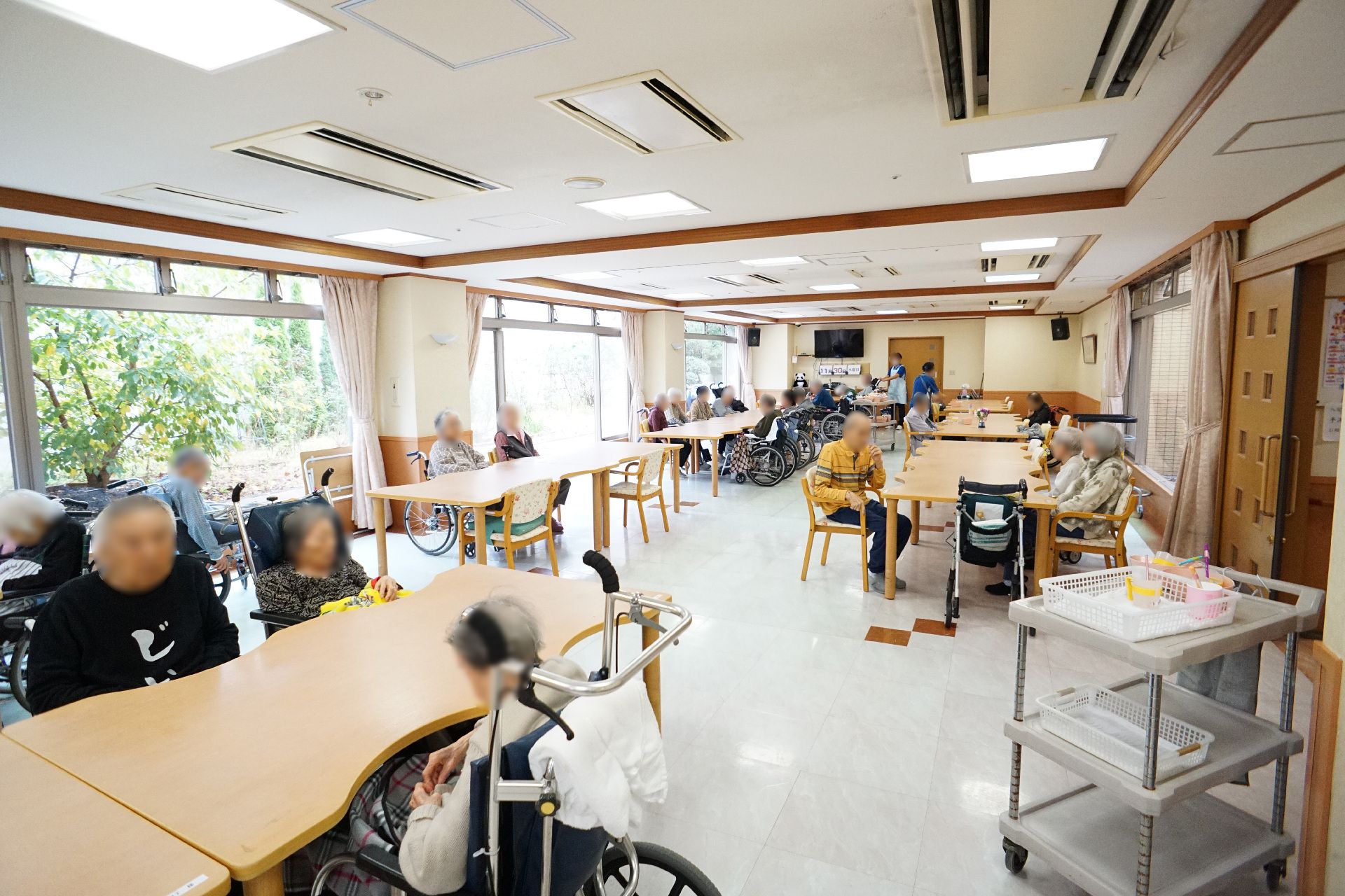 照明が明るいので転びにくい共有スペース